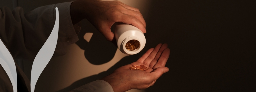 užívání doplňků stravy, nasypané doplňky stravy na dlani, článek SYNLAB